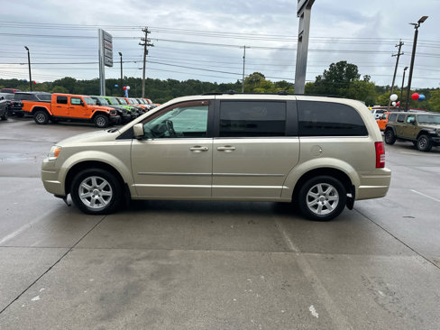 Used 2010 Chrysler Town & Country Touring image 5