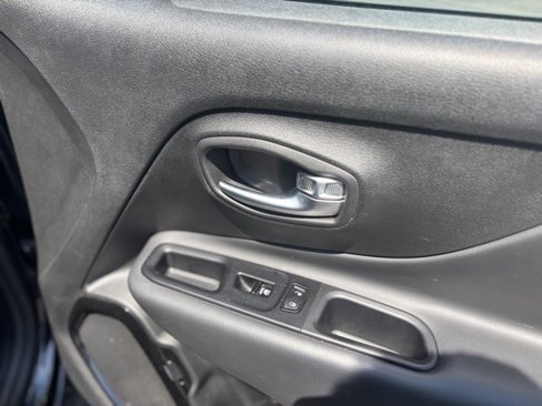 Used 2022 Jeep Renegade Altitude image 11