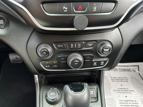 Used 2021 Jeep Cherokee Latitude Plus image 22