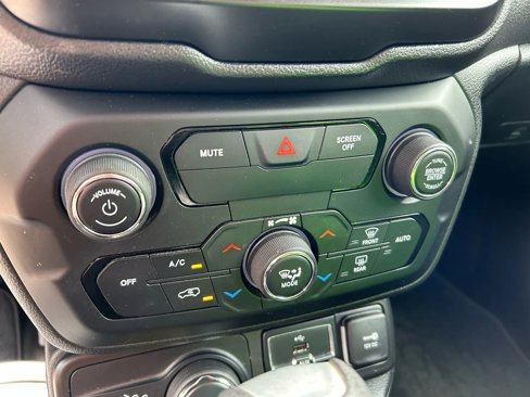 Used 2019 Jeep Renegade Latitude image 20