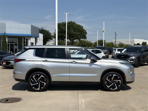 Used 2023 Mitsubishi Outlander SE image 3