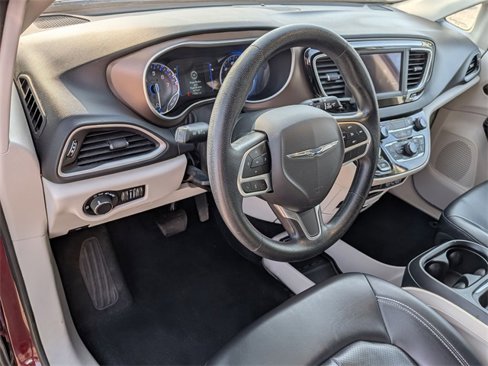 Certified 2021 Chrysler Voyager Lxi image 11