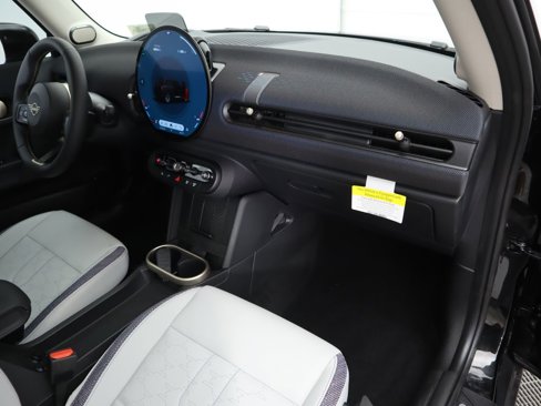 Used 2025 MINI Cooper 2-Door Hardtop image 19