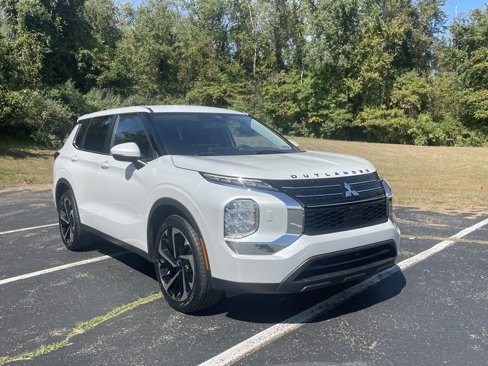 Used 2022 Mitsubishi Outlander ES image 1