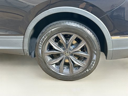 Used 2022 Volkswagen Tiguan SE w/ Panoramic Sunroof Package image 6