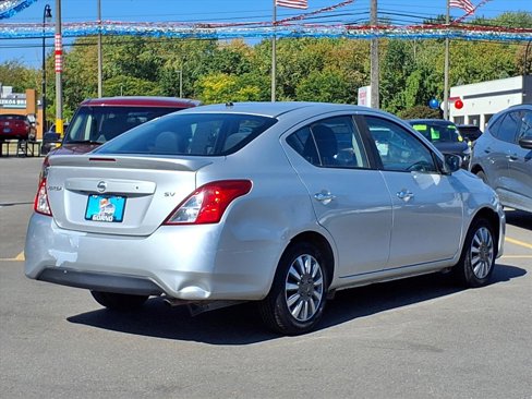 Used 2019 Nissan Versa SV image 2