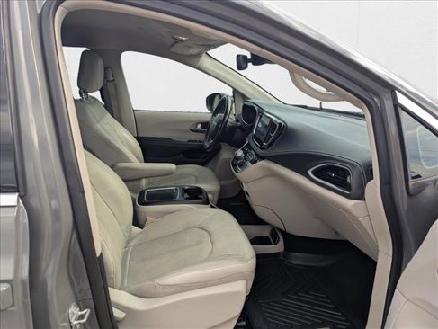 Used 2021 Chrysler Pacifica Touring-L image 20