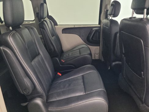Used 2014 Chrysler Town & Country Touring-L w/ Driver Convenience Group image 19