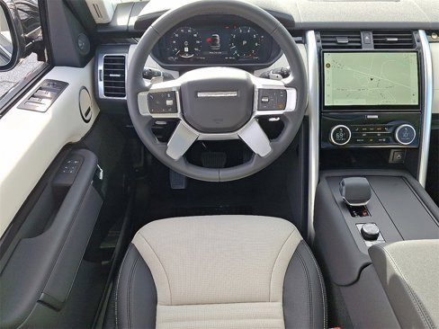 Certified 2025 Land Rover Discovery S image 6