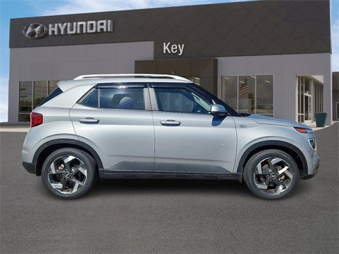 Certified 2021 Hyundai Venue SEL w/ Premium Package image 2