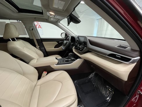 Certified 2022 Toyota Highlander XLE image 8