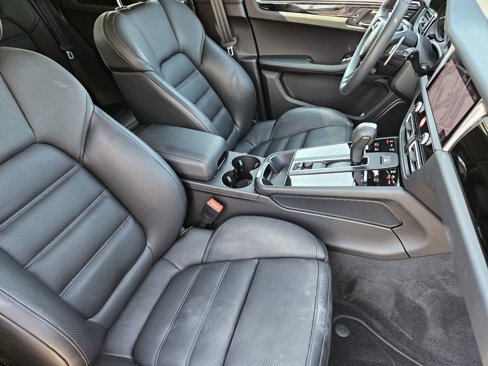 Certified 2025 Porsche Macan image 22