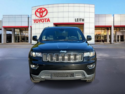 Used 2019 Jeep Grand Cherokee Laredo image 2