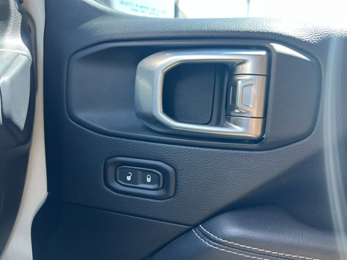 Used 2018 Jeep Wrangler Unlimited Sahara w/ Quick Order Package 24M Moab image 9