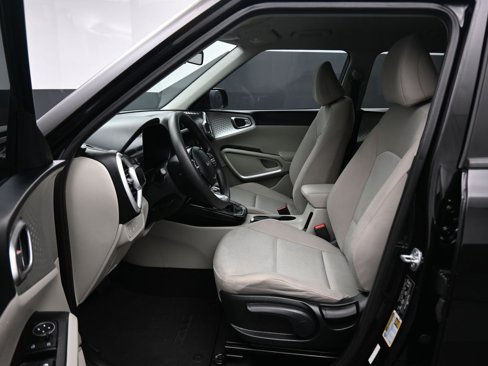 Used 2023 Kia Soul LX image 11