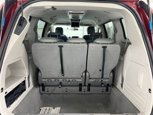 Used 2010 Chrysler Town & Country Touring image 23