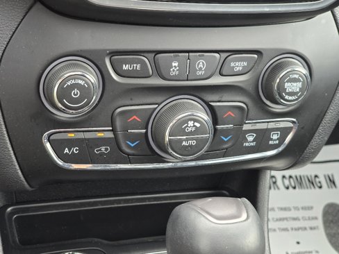 Used 2019 Jeep Cherokee Limited image 19