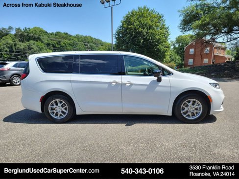 Used 2024 Chrysler Pacifica Touring-L image 3
