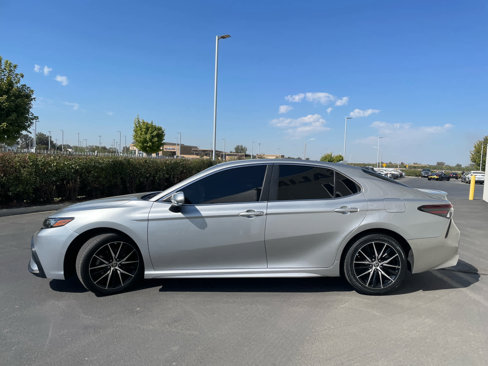 Used 2023 Toyota Camry SE image 3