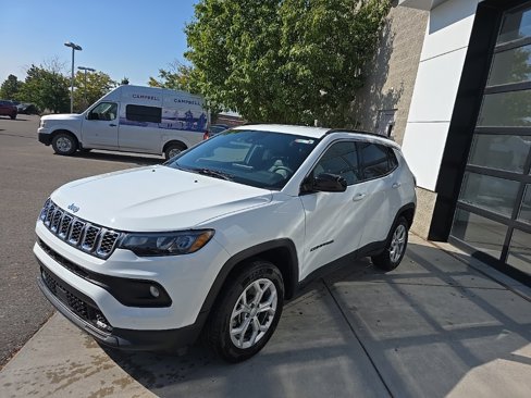 Used 2024 Jeep Compass Latitude image 3