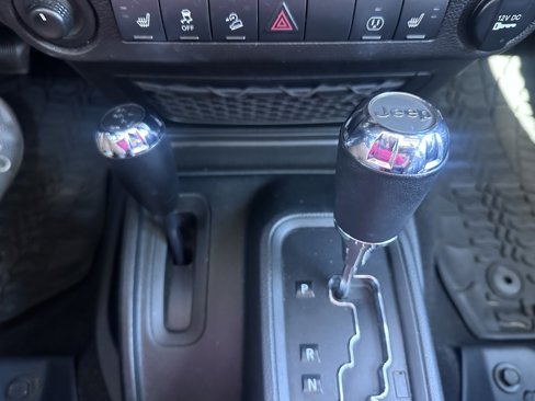 Used 2018 Jeep Wrangler Unlimited Sahara w/ Connectivity Group image 17