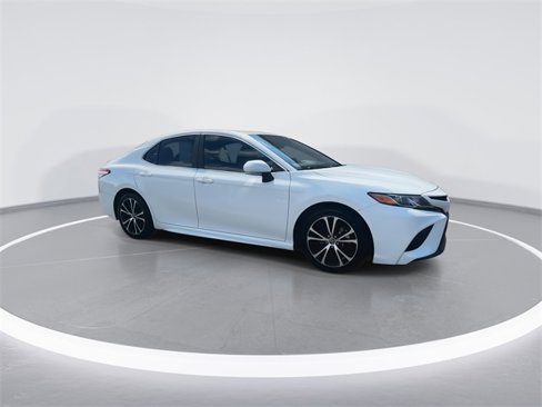 Used 2020 Toyota Camry SE image 2
