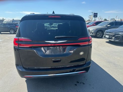 Used 2022 Chrysler Pacifica Touring-L image 5