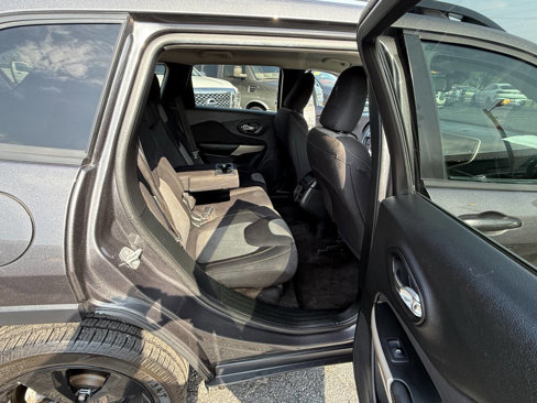 Used 2018 Jeep Cherokee Latitude w/ Altitude Package image 21