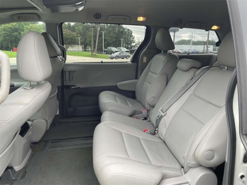 Used 2016 Toyota Sienna XLE image 10