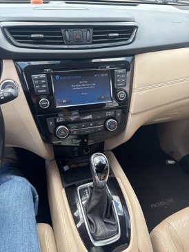 Used 2017 Nissan Rogue SL image 2
