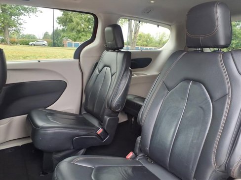 Used 2017 Chrysler Pacifica Touring-L image 10