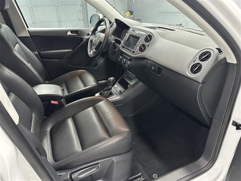Used 2017 Volkswagen Tiguan S image 11