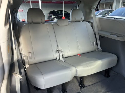 Used 2012 Toyota Sienna XLE image 18