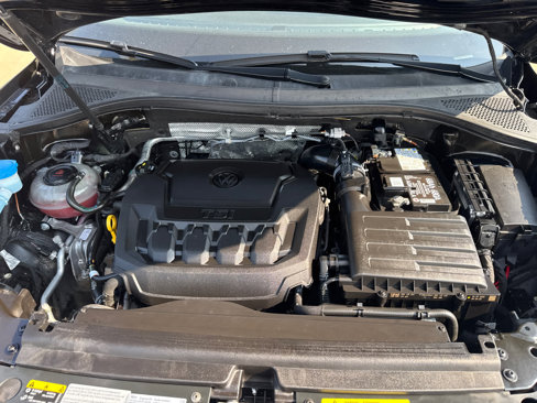 Used 2021 Volkswagen Tiguan SE w/ Panoramic Sunroof Package image 9