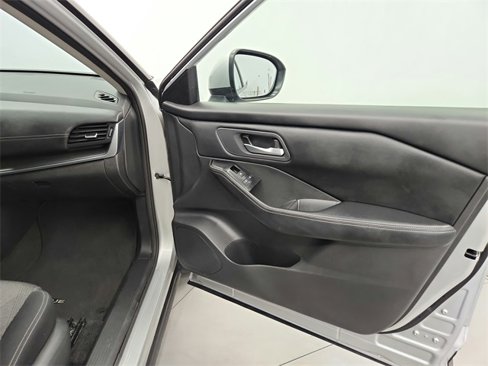 Used 2024 Nissan Rogue SV image 33