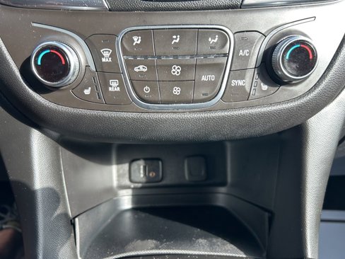 Used 2018 Chevrolet Equinox LT image 12