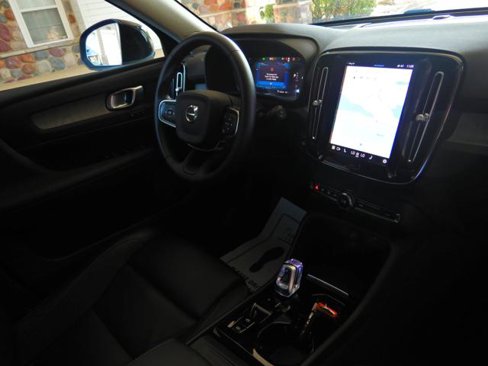 Used 2025 Volvo XC40 B5 Plus image 18