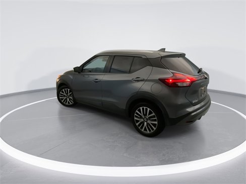 Used 2021 Nissan Kicks SV image 2