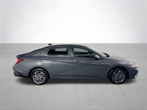 Used 2024 Hyundai Elantra Blue image 5