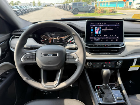 Used 2025 Jeep Compass Limited image 13