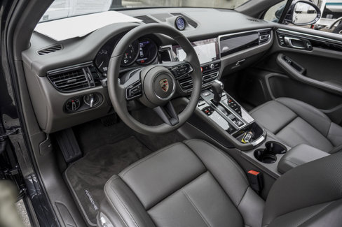 Certified 2024 Porsche Macan image 4