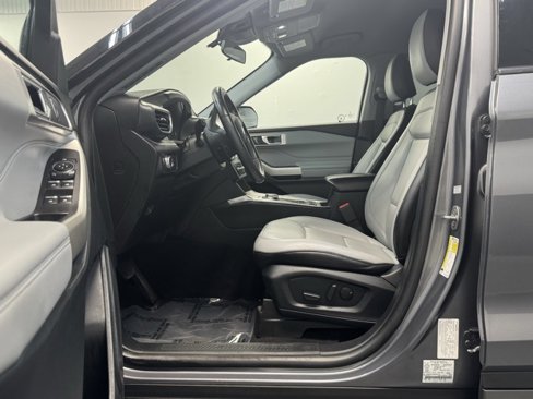 Used 2021 Ford Explorer XLT w/ XLT Sport Appearance Package image 14