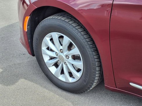 Used 2018 Chrysler Pacifica Touring-L Plus image 30