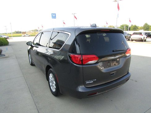Used 2017 Chrysler Pacifica Touring image 7