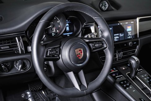 Certified 2025 Porsche Macan image 18