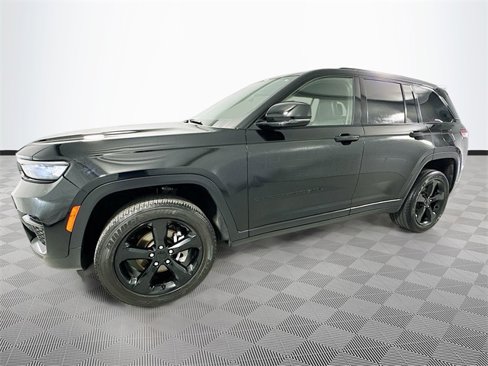 Used 2023 Jeep Grand Cherokee Altitude image 4
