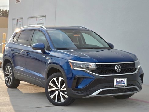 New 2024 Volkswagen Taos SE image 2