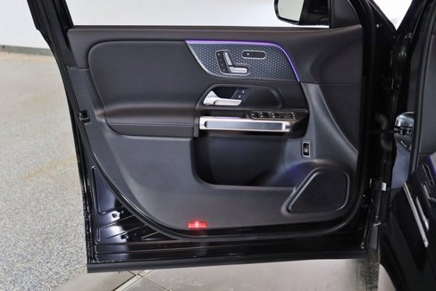 Used 2025 Mercedes-Benz GLB 250 4MATIC image 17