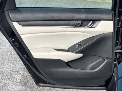 Used 2018 Honda Accord LX image 32