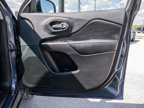 Used 2019 Jeep Cherokee Latitude w/ Popular Appearance Group image 14